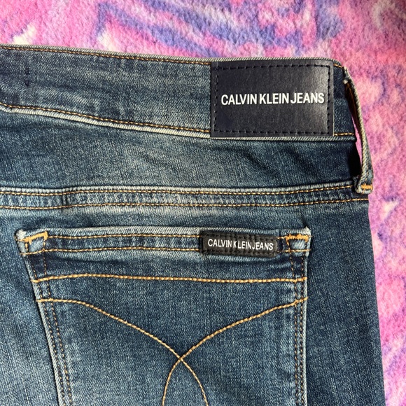 NWT- Calvin Klein Jeans- Mid Rise Skinny Distressed Jeans- 28x30 - Picture 8 of 8